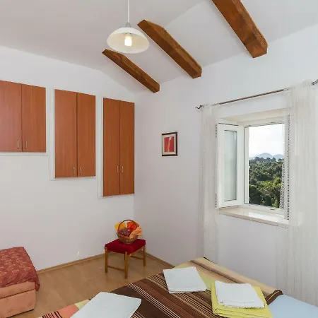 Restful In Dalmatia With Garden Villa